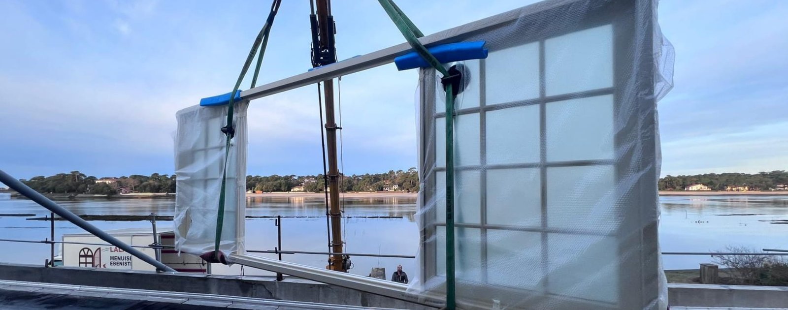 Baie vitrée hors norme pour restaurant bord de mer