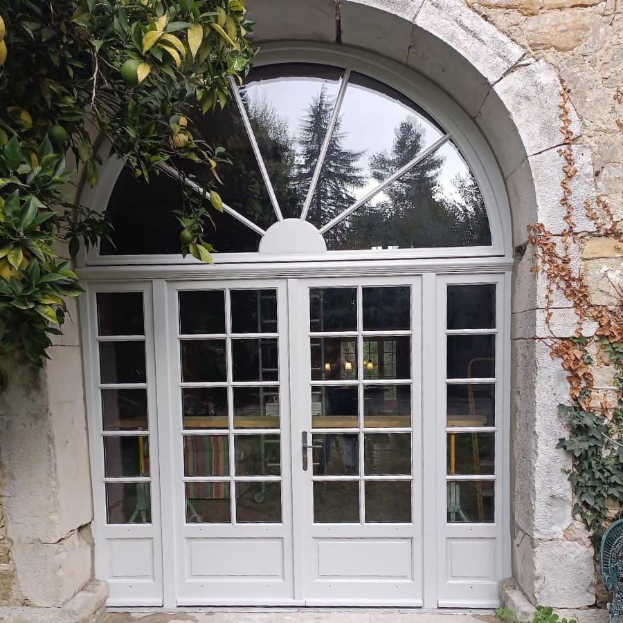 Rénovation de porte arrondie, vitrée, bois, de caractère
