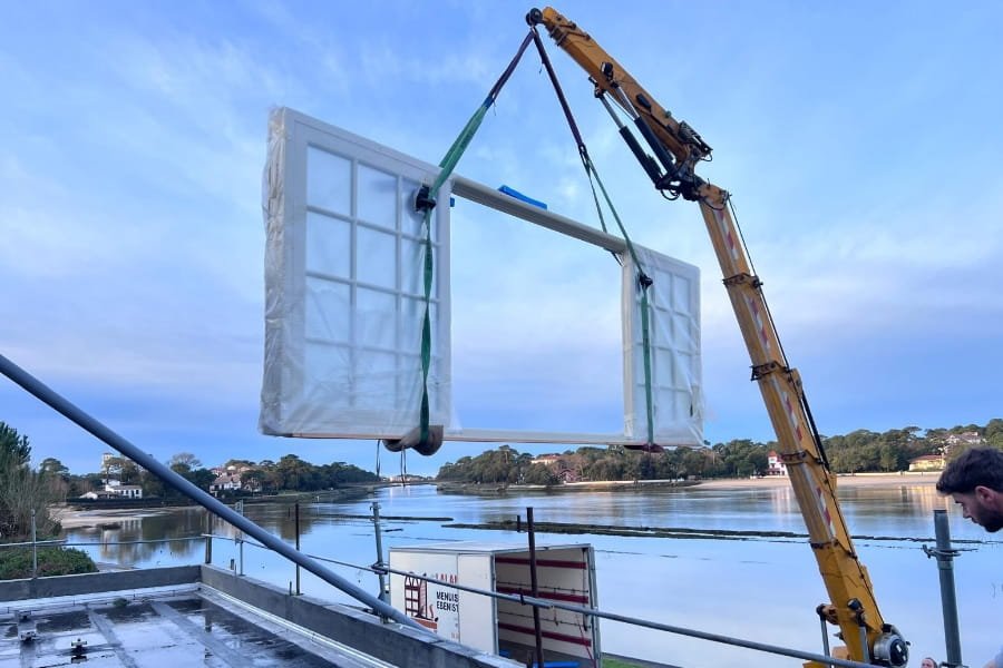 Pose de baie vitrée XXL avec grue