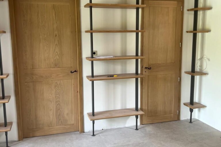 Aménagement intérieur entourage de porte en bois