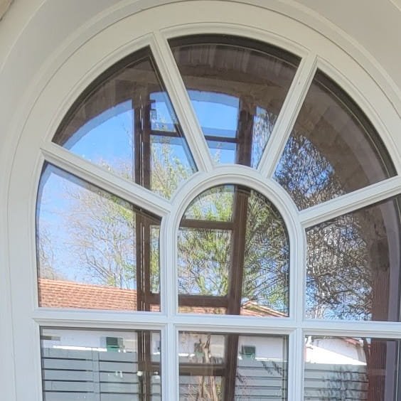 Fenêtre bois blanc et vitrage en arc de cercle